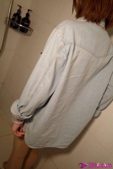 一边亲着面膜胸口